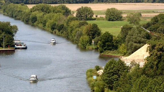 Blick vom 48 Meter hohen Wahrzeichen von Genthin, einem 70 Jahre alten Wasserturm, auf den Elbe-Havel-Kanal.