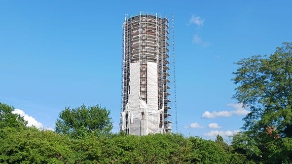 Ein hoher Wasserturm in Genthin ist eingerüstet.