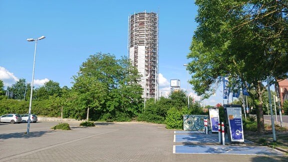 Ein hoher Wasserturm in Genthin ist eingerüstet.