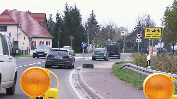 Zwei Autos fahren über eine Straße.