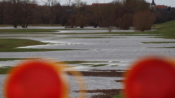 Überschwemmungen aufgrund des Elbe-Hochwassers hinter einer Absperrung.