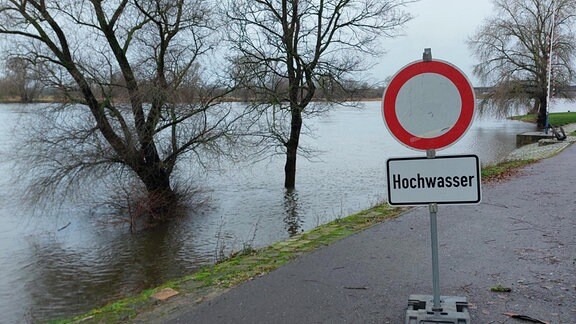 Eine Hochwasser-Sperrung auf dem Elberadweg bei Hohenwarthe