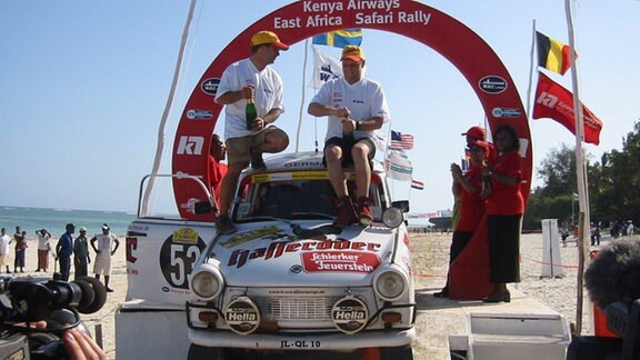 Ziel Kenia. Drei erfolgreiche Ostafrika-Rallyes hat Michael Kahlfuß mit seinem Team bereits absolviert. (Bild zeigt Siegerehrung)