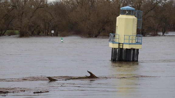 Der Leuchtturm an der Schleuse Niegripp steht normalerweise an der Spitze einer Landzunge.