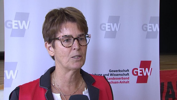 Eva Gerth, Vorsitzende der GEW in Sachsen-Anhalt, beim Warnstreik in Burg