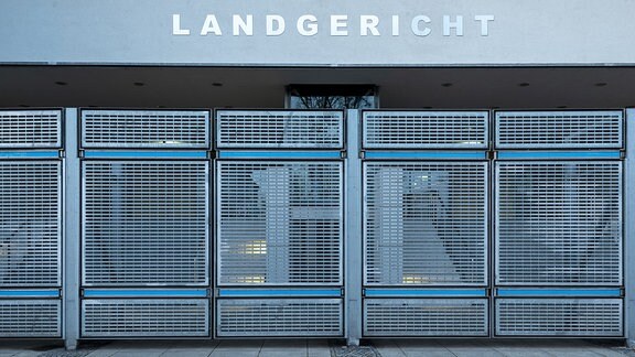 Magdeburg: Blick auf die Eingangstore und den Schriftzug am Landgericht. 