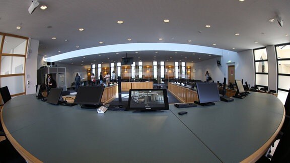 Blick vom Richterplatz in den Sitzungssaal im Landgericht Magdeburg