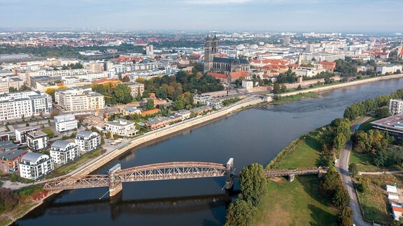Blick auf den Magdeburger Dom, die Hubbrücke und die Hyparschale.