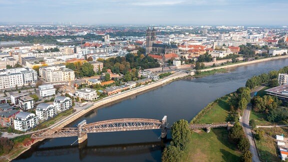 Blick auf den Magdeburger Dom, die Hubbrücke und die Hyparschale.
