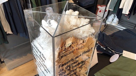 Unterscheidliche Stoffe von Baumwolle über Plastik in einem durchsichtigen Behälter