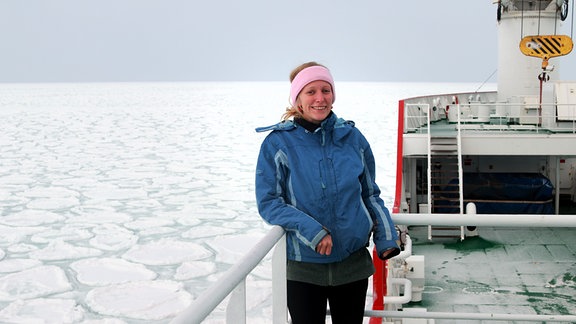 Carolin Mehlmann, Forscherin an der Uni Magdeburg, auf einem Forschungsschiff im dichten Eis.