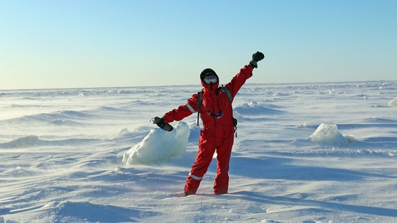 Carolin Mehlmann in einer speziellen Schutzausrüstung auf dem Eis.