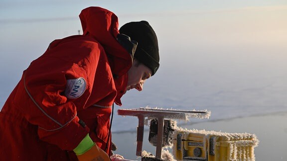 Thomas Richter installiert auf der "Polarstern" eine Kamera.