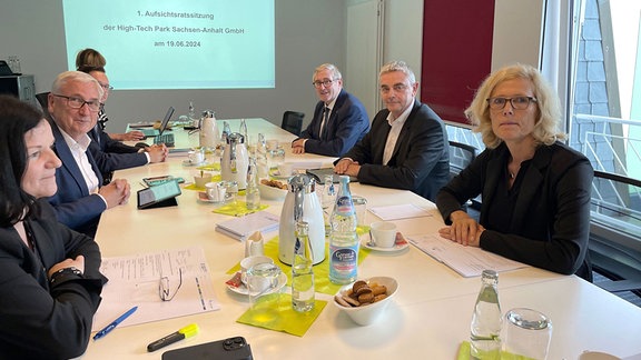 Mandy Schmidt (Investitionsbank Sachsen-Anhalt), Finanzminister Michael Richter (CDU), Jürgen Ude (Staatskanzlei), Frank Ribbe ( Geschäftsführer des HTP kein Aufsichtsratsmitglied), Claudia Meffert (IHK Magdeburg).