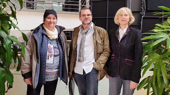 Renate Fiedler, Rainer Weigelt und Gabriele Krüger stehen nebeneinander.
