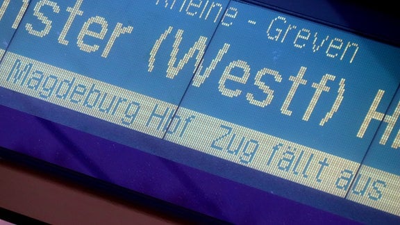 Auf einer Anzeigetafel steht "Magdeburg Hbf Zug fällt aus"