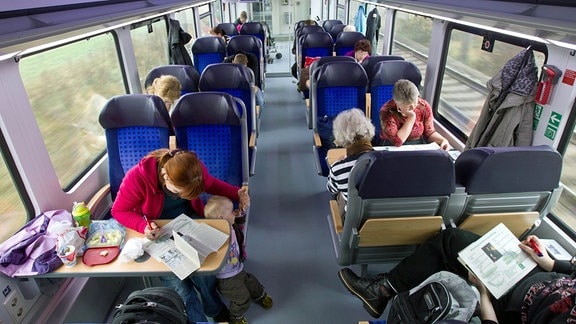 Reisende sitzen 2011 in der zweiten Klasse einer Regionalbahn der Deutschen Bahn AG.