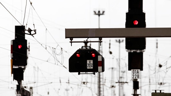 Signalanlage an einer Bahnstrecke.