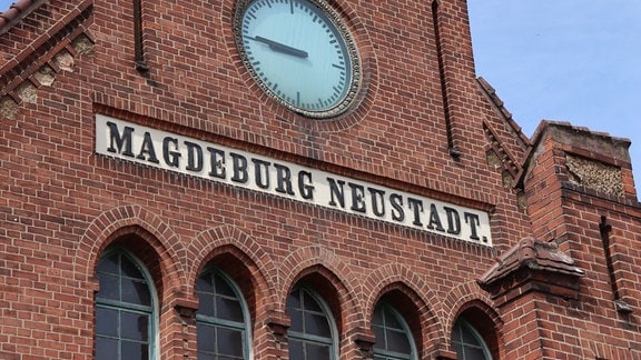 Blick auf das Portal des Bahnhofs Magdeburg-Neustadt mit Namensaufschrift