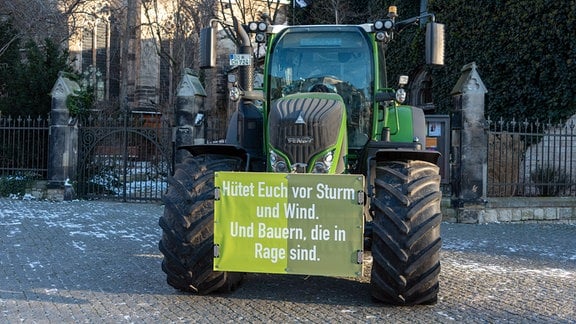 Landwirte mit ihren Traktoren beim Bauernprotest am Domplatz in Magdeburg.