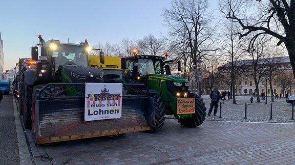 Demo mit Traktoren auf dem Domplatz in Magdeburg