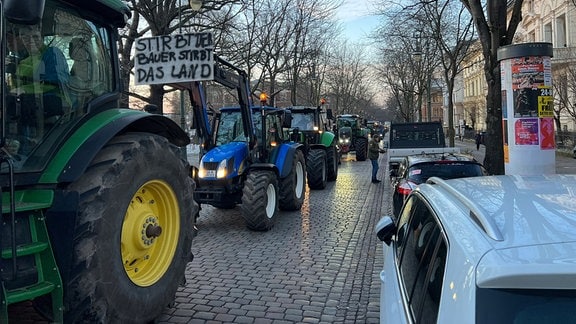 Traktoren beim Baurenprotest auf dem Domplatz in Magdeburg