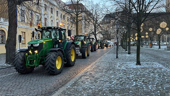 Traktoren beim Baurenprotest auf dem Domplatz in Magdeburg