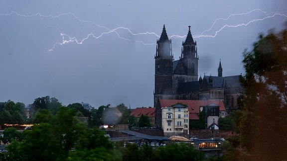 Ein Blitz über dem Magdeburger Dom