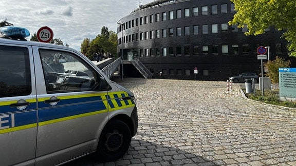 EIn Polizeiauto steht vor dem Landesfunkhaus Sachsen-Anhalt.