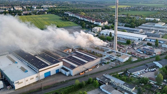 Rauchwolke über Industriegelände von FAM in Magdeburg.