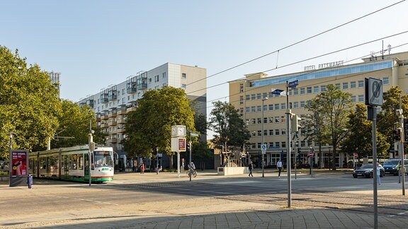 Blick auf die Straße "Breiter Weg" in Magdeburg. Neben einer Straßenbahn sind auch mehrere Gebäude zu sehen.