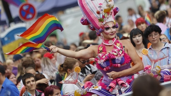 Drag Queen Tatjana Taft nimmt am CSD in Magdeburg teil.