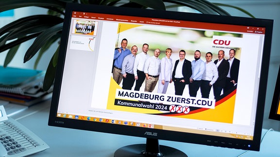 Auf einem Computerbildschirm ist ein CDU-Plakat abgebildet, auf dem der Satz "Magdeburg zuerst. CDU" steht.