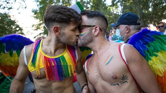 Küssende Männer beim Christopher Street Day (CSD) 