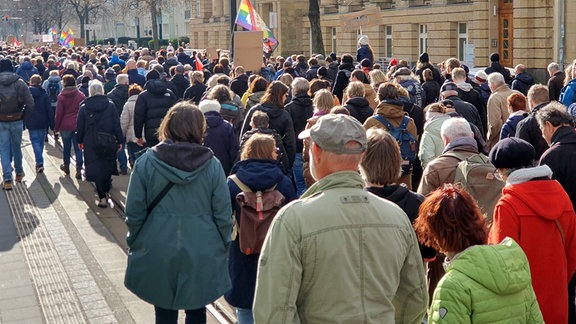 Demonstranten laufen durch Magdeburg. 