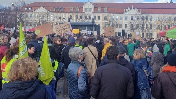 Vor dem Landtag in Magdeburg stehen tausende Demonstranten. 