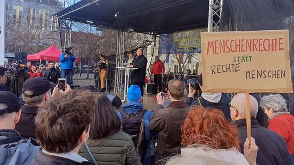 Ministerpräsident Haseloff spricht auf einer Bühne bei einer Demo gegen Rechtsextremismus in Magdeburg