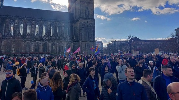 Protestierende Menschen auf dem Magdeburger Domplatz vor dem Dom