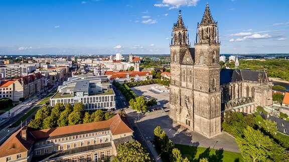 Der Magdeburger Dom 'St. Katharina und St. Mauritius' aus der Vogelperspektive. Im Hintergrund: die Ausläufer der Stadt.