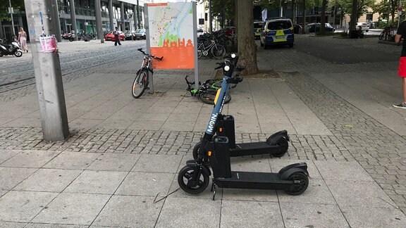 Ein E-Scooter der Marke "Moin" steht in Magdeburg.