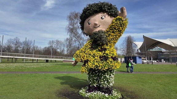 Eine Figur vom Sandmann aus Blumen im Magdeburger Elbauenpark