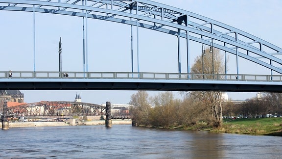 Zwei Brücken überspannen die Elbe in Magdeburg