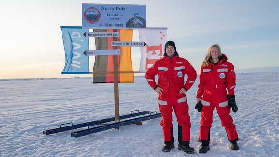 Magdeburger Wissenschaftler Thomas Richter und Carolin Mehlmann am Nordpol