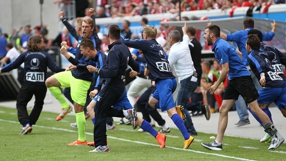 Torjubel mit Trainer Jens Härtel und der Magdeburger Ersatzbank