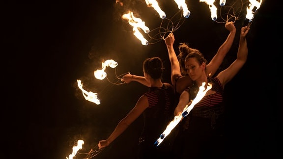 Die Feuerkünstlerinnen des Trios Stellaris treten zur Eröffnung des Mittelalterfestes Spectaculum Magdeburgense auf.