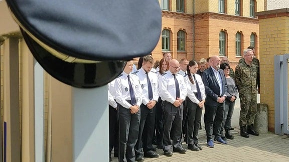 Polizeibeamte in Magdeburg halten eine Schweigeminute in Gedenken an getöteten Polizist in Mannheim