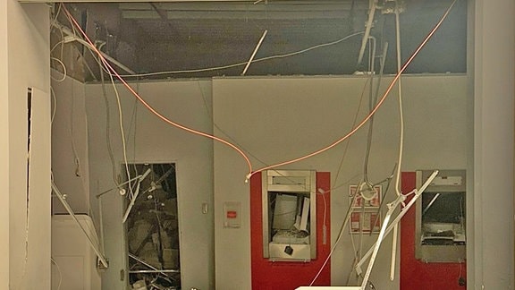 Zerstörte Geldautomaten in einer Filiale im Bördepark in Magdeburg