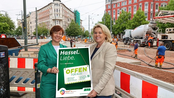 Birgit Münster-Rendel (links) und Marianne Tritz (rechts) mit Kampagnenmotiv am Hasselbachplatz