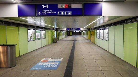 Ein leerer Durchgang zu den Bahnsteigen.