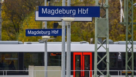 "Magdeburg Hbf" ist auf Schildern an Bahnsteigen des Bahnhofes zu lesen.